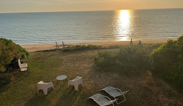 Beachfront house with direct access to Jullouville beach