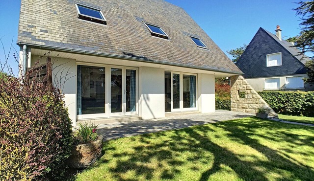 Beachfront Villa with Direct Access, 80m to the Sea