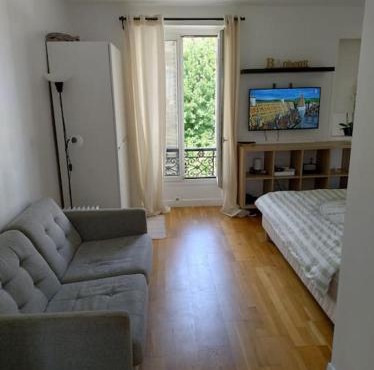 Beau studio dans une rue calme
