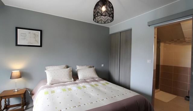 Bed and Breakfast 'Chambre Chausey' with Shared Terrace, Shared Garden and Wi-Fi