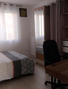 Belle chambre dans une charmante et grande maison duplex neuve et bien aérée