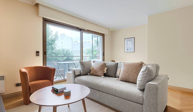 Blueground | Trocadero, move-in-ready + furniture