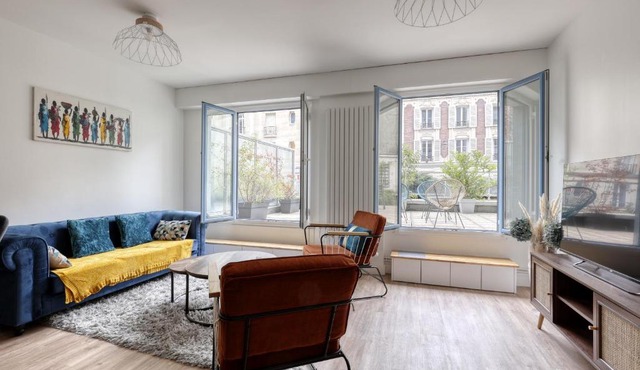 Branded New 4 Bdrs Flat - Huge Terrace - Prime Loc