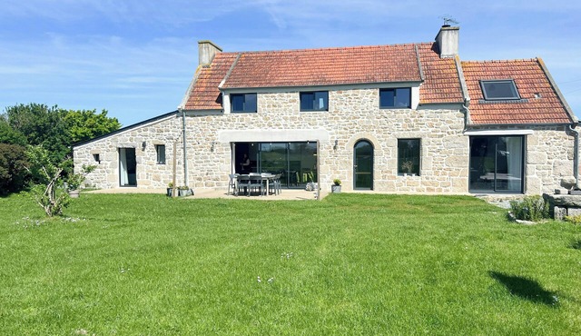 Breton house with footpath to coast in Finistère