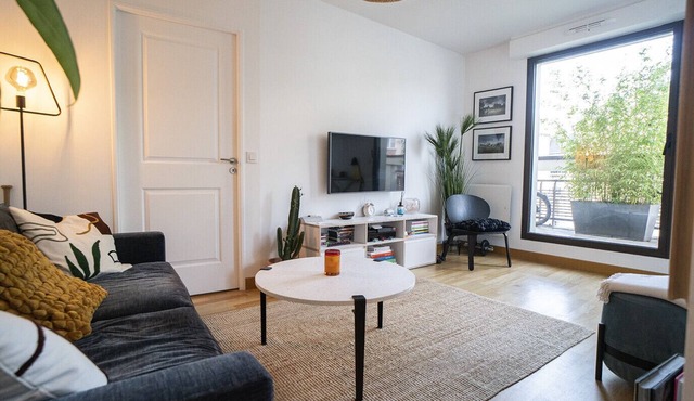 Bright 37m² For 2 With Balcony In Paris!