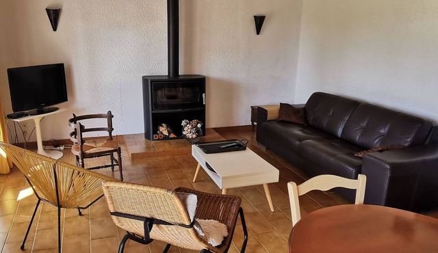 Bright house for 6, 700m from beach, spacious garden