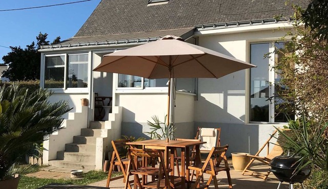 Bright house with garden, 10 min from Le Palais center, pets allowed