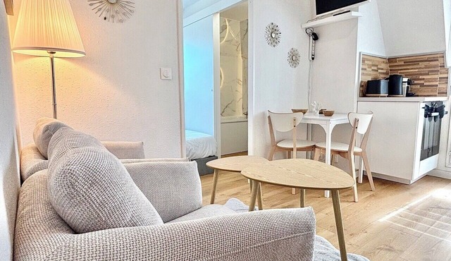 Bright Studio: Seafront, Balcony & Parking