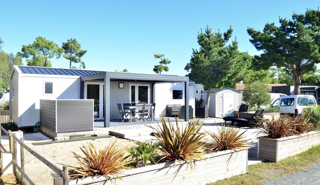 Chalet for 6 in St-Hilaire - Heated swimming pool