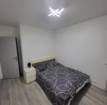 Chambre neuve dans un appartement partagé à 10 minutes du circuit