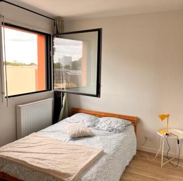 Chambre privée à l'étage dans un duplex calme à Chantenay