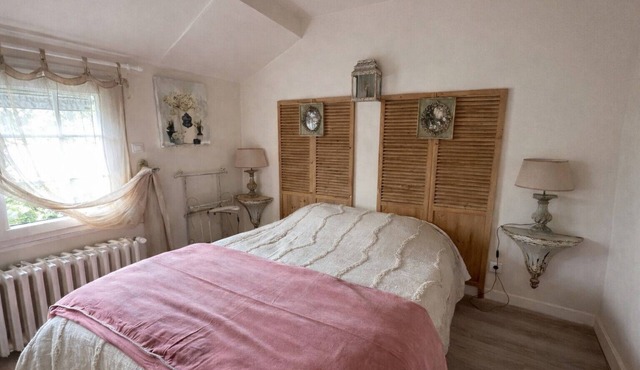 Charming 12m² Guest Room with Private Bathroom, Pool, Shared Garden & Wi-Fi
