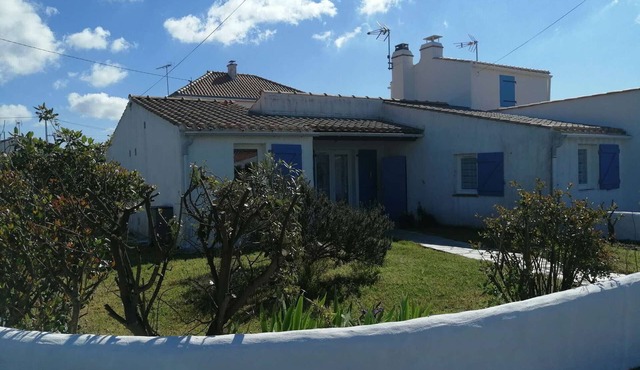 Charming 2-Bedroom House with Garden, 300m from Beach, Near La Guérinière Center