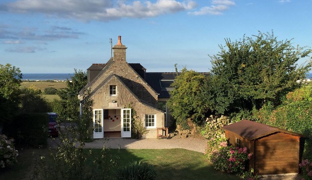 Charming cottage, sea and garden, close to the D-Day landing beaches, sleeps 6