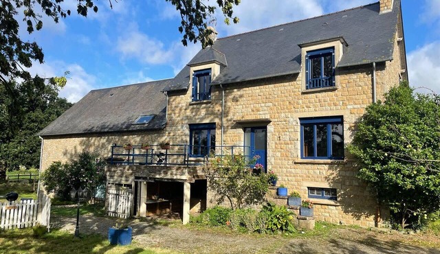 Charming Family House 10 min from Mont-Saint-Michel – Sleeps 10