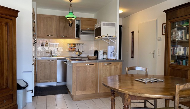 Charming flat just outside Paris w Private free Parking