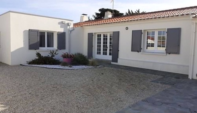 Charming 2-Bedroom Villa Near Coast, Quiet Area, Private Garden, Close to Beach & Shops