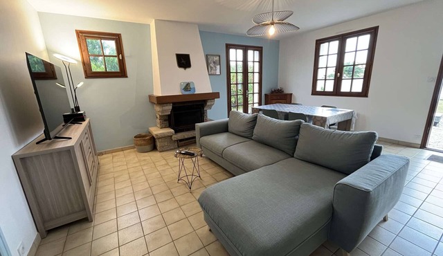 Charming Renovated Villa near Beach with Enclosed Garden and Parking