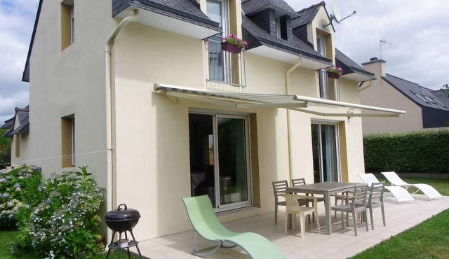 Charming, light-filled 4* house, ideally located within walking distance of the port and the beach.