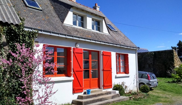 Charming little fisherman's cottage with large garden 400m to the sea.