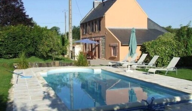 Charming stone house with private pool, garden and terrace, close to the sea.