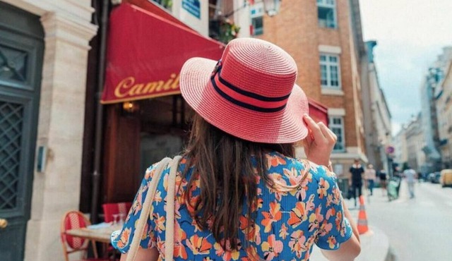 CHIC MARAIS RETREAT: MODERN COMFORT IN HISTORIC PARISIAN SURROUNDINGS