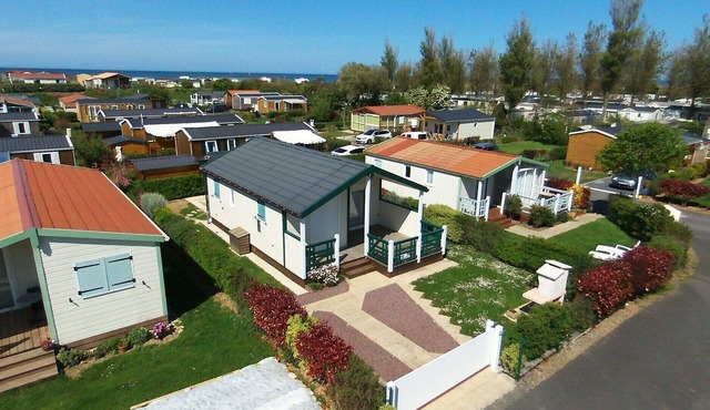 Comfortable chalet facing south in residential park, landing beaches