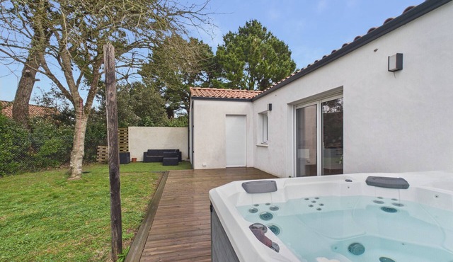 Comfortable house for 6 with garden and jacuzzi