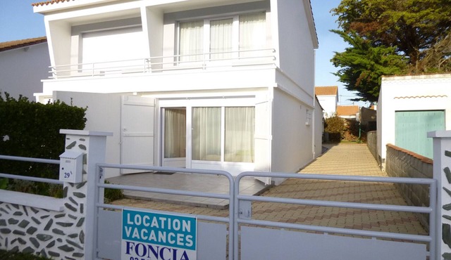 Comfortable Villa Steps from Beach, Forest & Shops – Sleeps 5