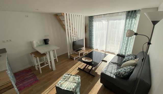 Cosy cocoon close to beaches and shops.