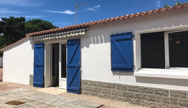 Cozy 1BR Beach House with Sunny Courtyard, BBQ, and Parking - La Guérinière