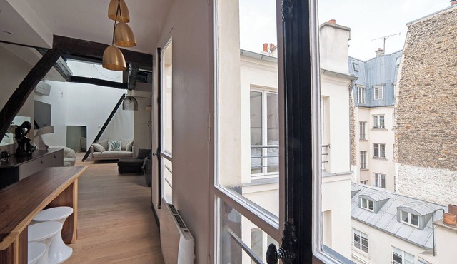 COZY AND BRIGHT FLAT IN MONTORGUEIL AREA WITH AC