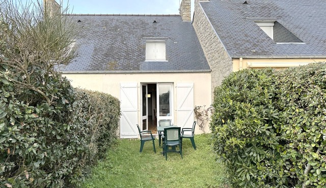Cozy Beachside House for 4 with Full Amenities & Parking