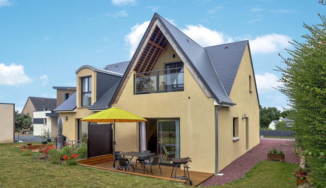 Cozy home in Gouville-sur-Mer with WiFi