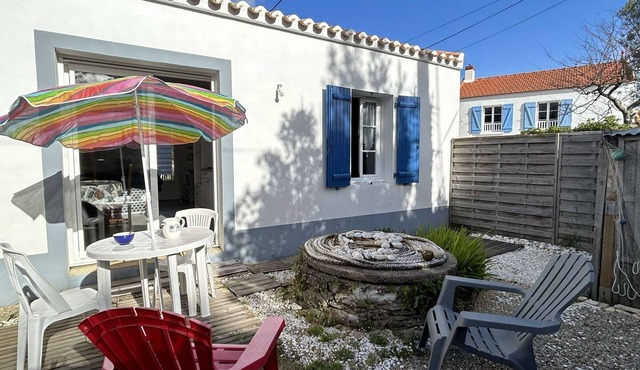 Cozy New House Near Beach with Garden, Terrace, Parking – Sleeps 3, L'Épine