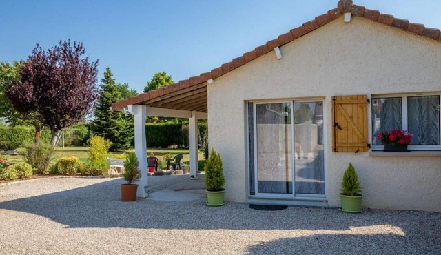 Cozy studio in Normandy with terrace, air conditioning, parking and pets allowed