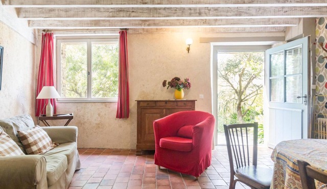 Eco-friendly cottage with parking and retro charm in Normandy