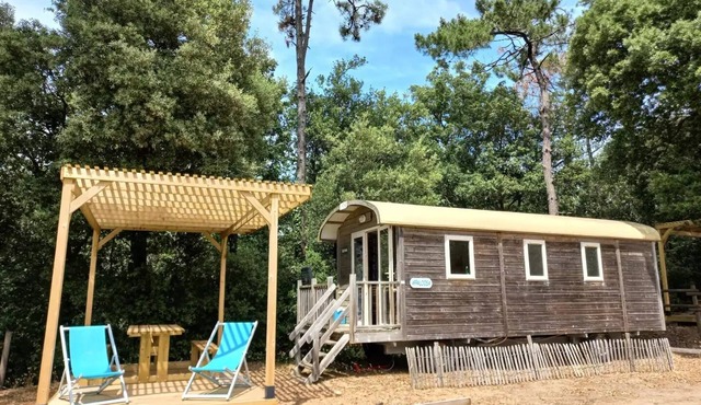 ESSENTIEL 3-Room Travel Trailer for 4 People + TV