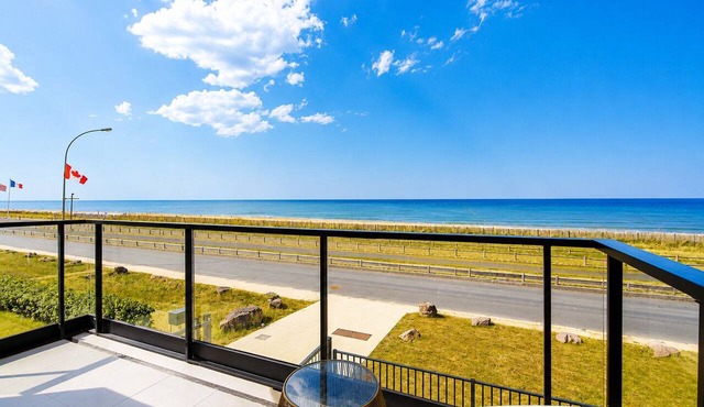 Exceptional Seafront Apartment 180° Sea View Walk to Beach D-Day Beaches