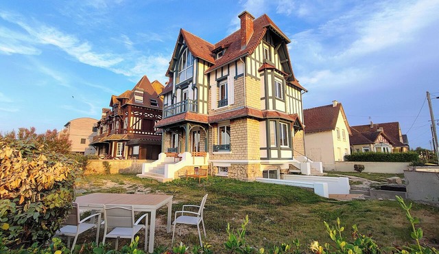 Exceptional property overlooking the sea