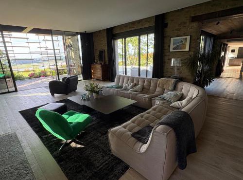 Exceptional property with panoramic sea views