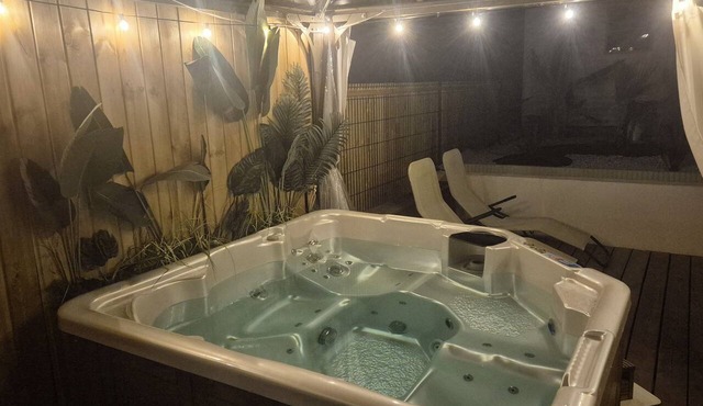 FAMILY HOME & HOT TUB