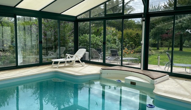 Family house with covered & heated swimming pool, large private park near beach