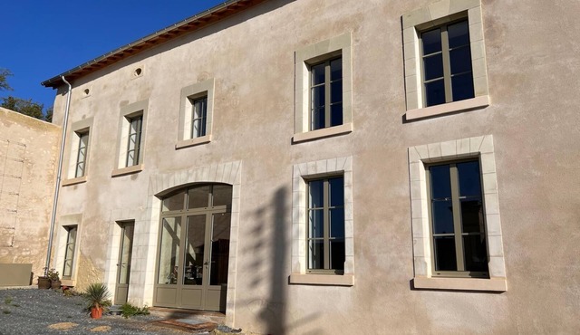 Family suite in troglodyte house with access to indoor swimming pool