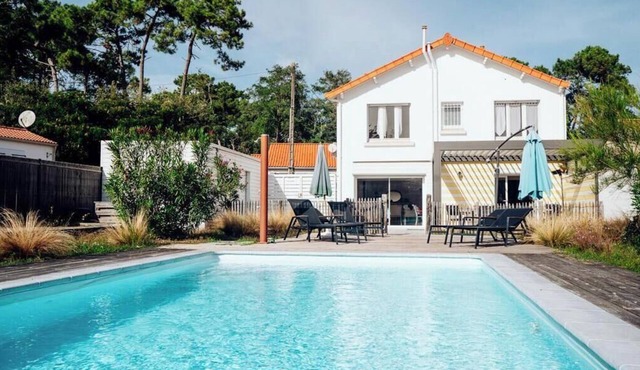 Family villa with private pool 350 m from the sea