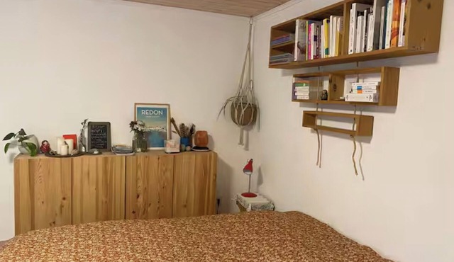 Fully furnished studio with a private garden, close to shops and the TGV station
