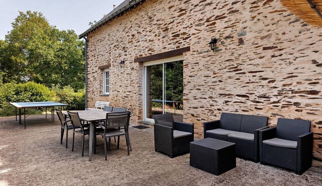Gîte Le Relais Des Hirondelles: Lake View, Private Terrace, and Wi-Fi