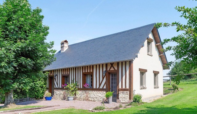 Gîte La Cour Du Four - Deauville with Private Terrace, Garden, and Wi-Fi