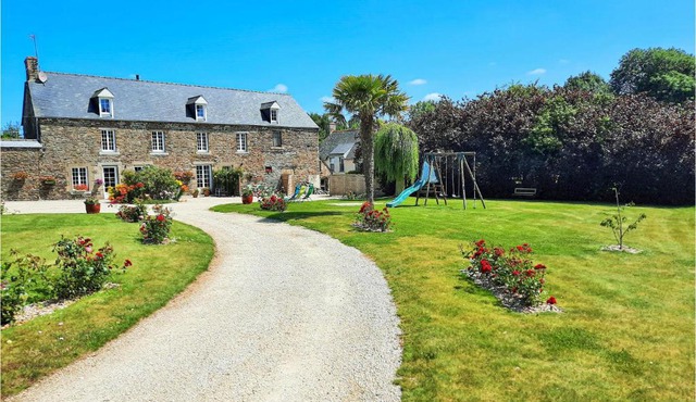 Gorgeous Apartment In Roz-Landrieux With Wifi