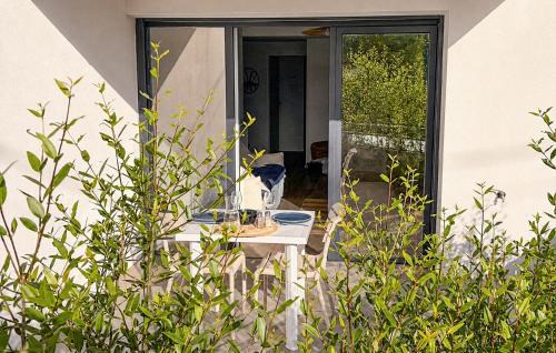 Gorgeous Apartment In Muzillac With Wifi